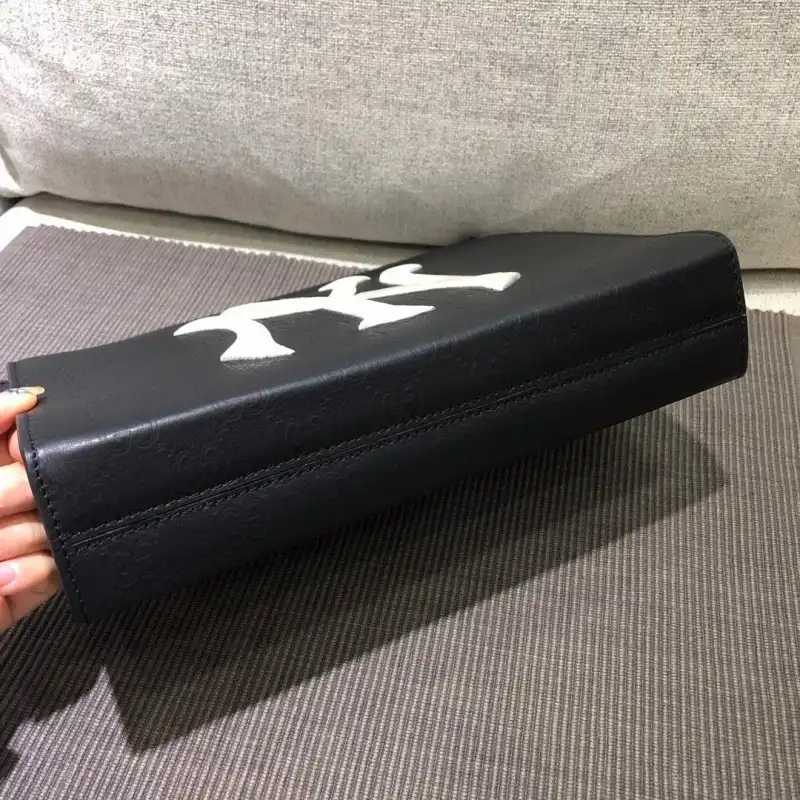 G*u*i bags 1917m0076