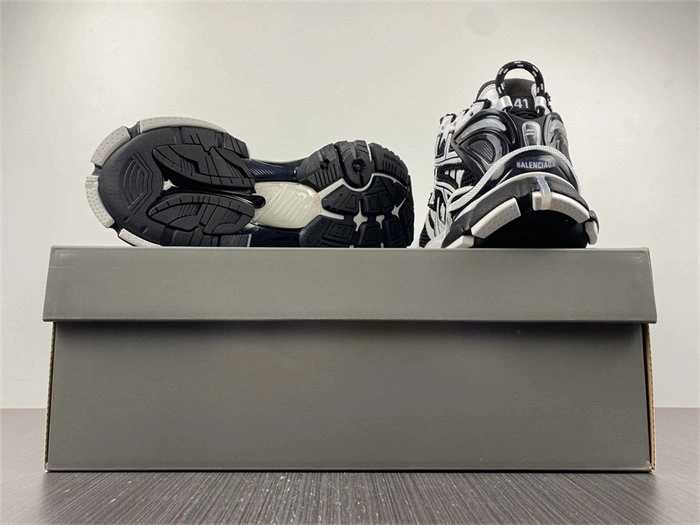 BestValue BLCG Runner White Black White  677403 W3RB2 4449